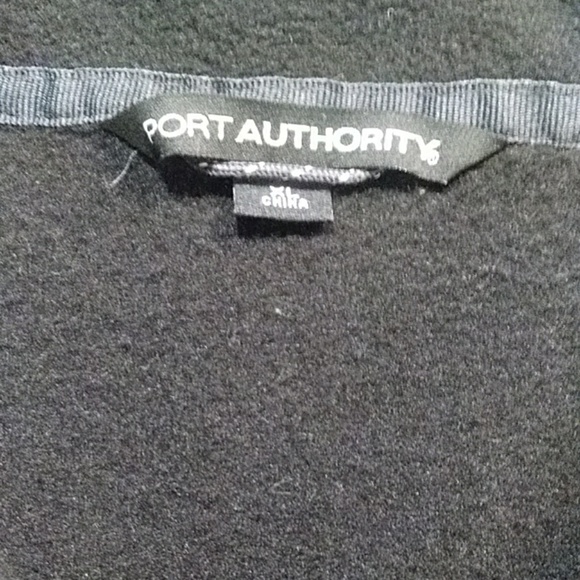 Mens black fleece vest. - Picture 2 of 4